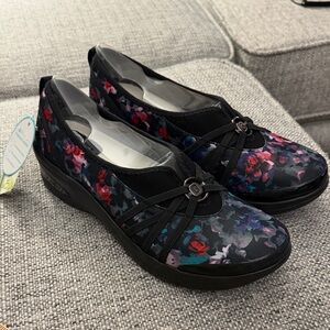 NWT Bzees Women’s Rosie Black Floral Slip-On Loafers Cloud Technology 10 wide